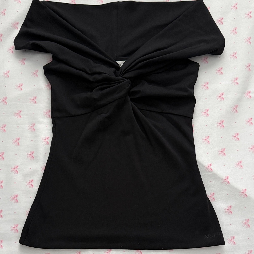 Aritiza Elegant Black Off-Shoulder Blouse